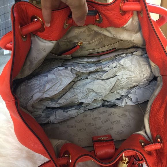 New Authentic Michael Kors Leather Medium East West Ring Tote - Picture 4 of 4